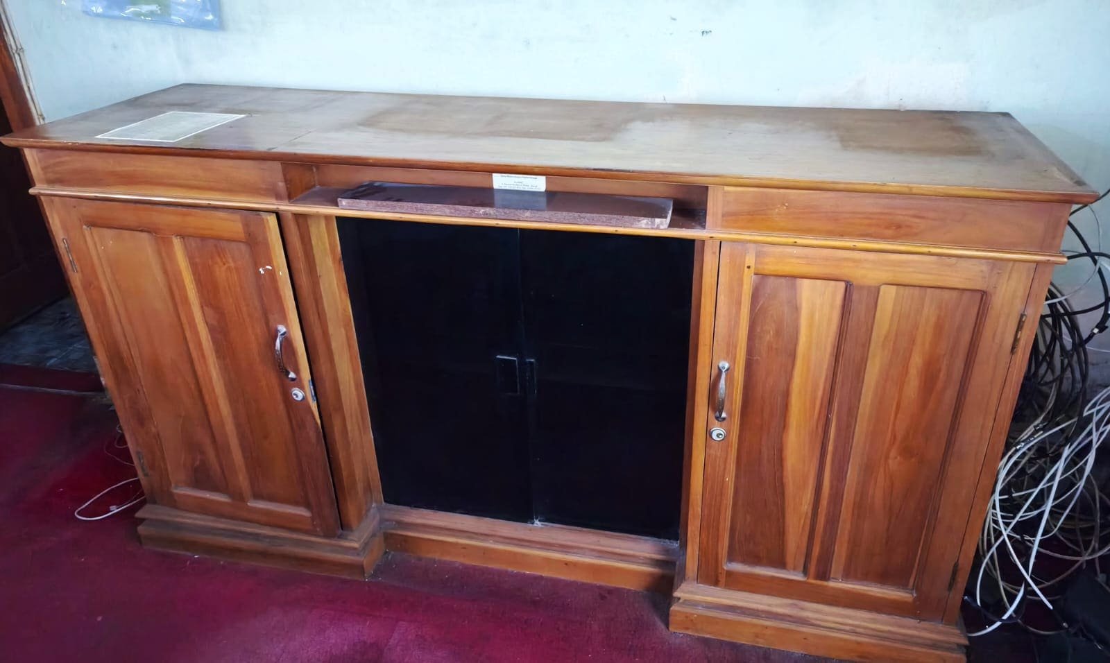 Lemari kayu pendek pintu kaca dibagian tengah